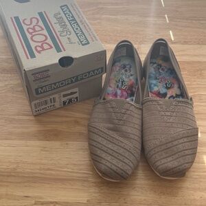 Bob’s Plush Urban Rose shoes. New In Box. Size 7.5